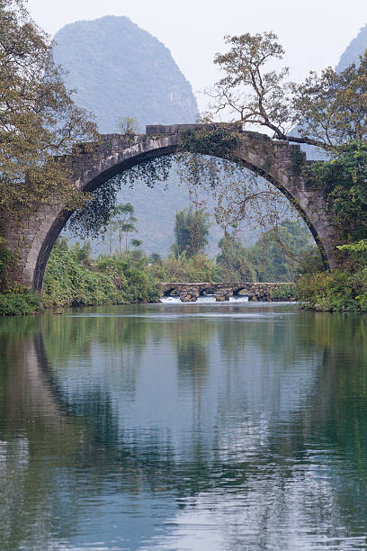 ponte di luna - bridge beauty in nature travel destinations yangshuo foto e immagini stock