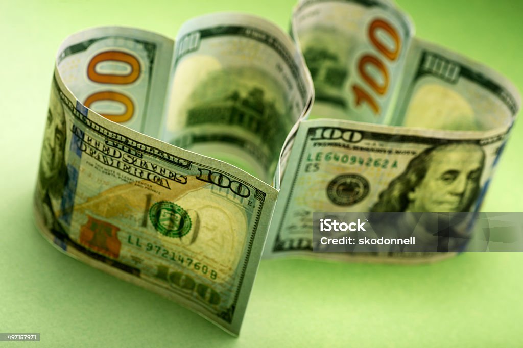 Herzförmiger Hundert-Dollar-Noten in der Hand - Lizenzfrei Benjamin Franklin Stock-Foto