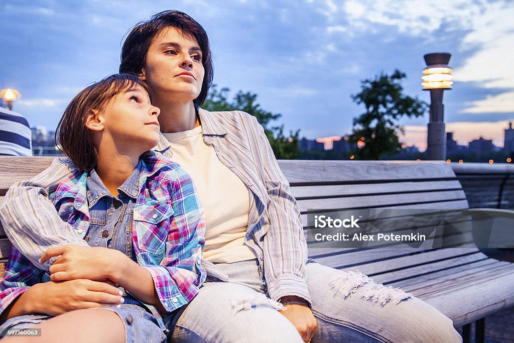 Matka i córka siedzi na ławce - Zbiór zdjęć royalty-free (Ameryka)