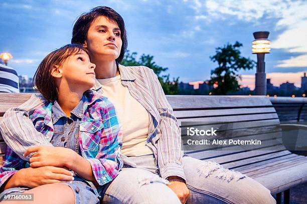 Matka I Córka Siedzi Na Ławce - zdjęcia stockowe i więcej obrazów Ameryka - Ameryka, Architektura, Biurowiec