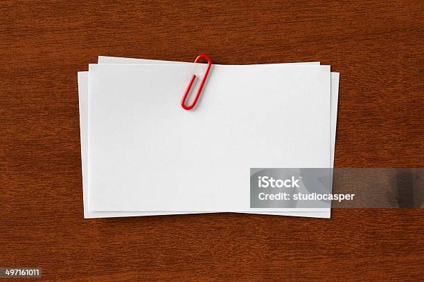 1 スタックのブランクカード紙製クリップ付き - グリーティングカードのストックフォトや画像を多数ご用意 - グリーティングカード, ノート, 机