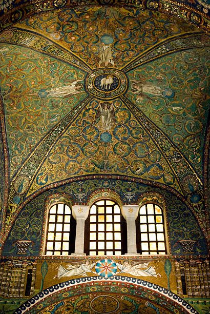 モザイクの床から天井まで届く大聖堂サンヴィタール - san vitale basilica ストックフォトと画像