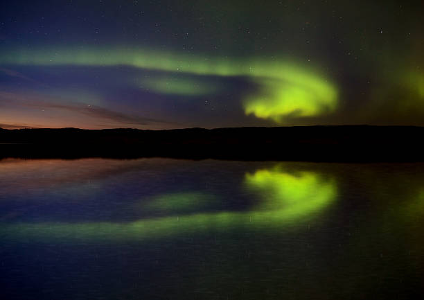 night shot northern lights - magnetosphere fotografías e imágenes de stock