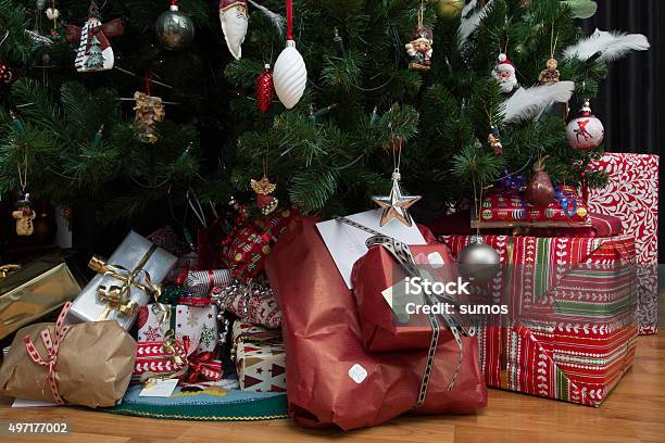 Weihnachts Geschenke Stockfoto und mehr Bilder von Weihnachtsgeschenk - Weihnachtsgeschenk, Unterhalb, Baum