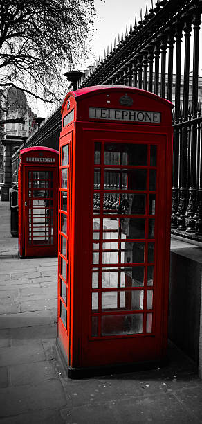 cabina telefonica rossa in londra - telephone booth telephone panoramic red foto e immagini stock