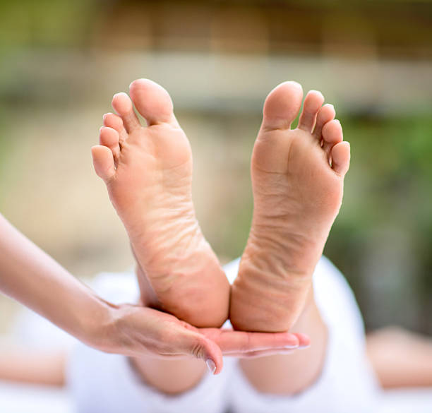 페디큐어를 받고 스파에서 여자 - reflexology human foot spa treatment health spa 뉴스 사진 이미지