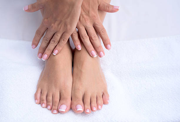 아름다운 매니큐어와 페디큐어 - reflexology human foot spa treatment health spa 뉴스 사진 이미지