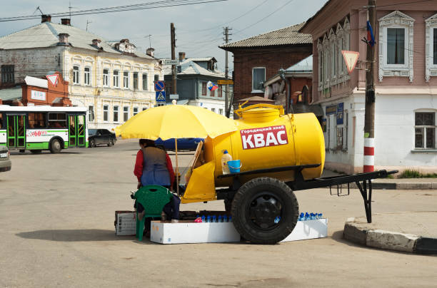 배럴, kvass 있는 street - gorodets 뉴스 사진 이미지