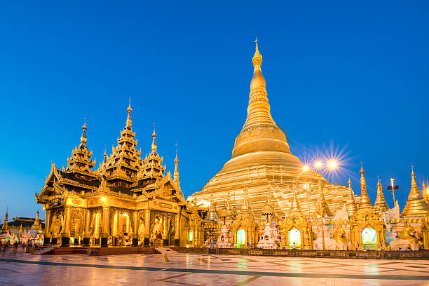 янгон мьянма на пагода шведагон вечером. - shwedagon pagoda фотографии стоковые фото и изображения