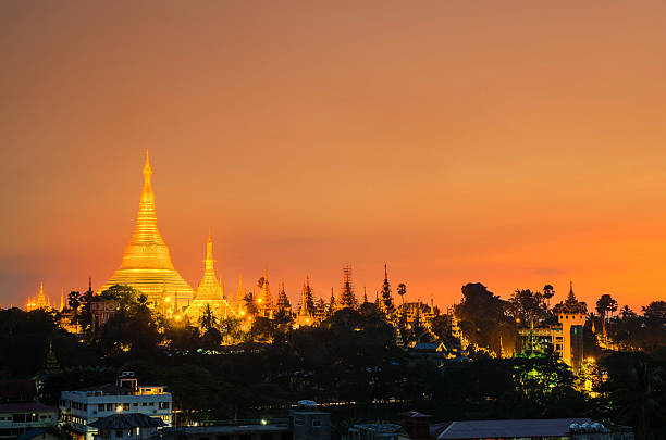 yangon, mianmar vista do pagode de shwedagon ao anoitecer. - shwedagon pagoda yangon sunset pagoda - fotografias e filmes do acervo