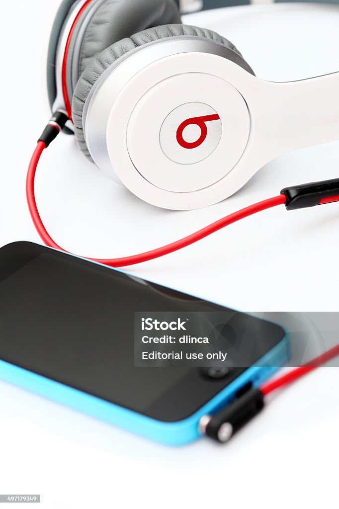 Apple Iphone 5c With Beats Headphones By Dr Dre Stock Photo - Download Image Now - Apple Computers, By Dr. Dre, Big Tech - iStock