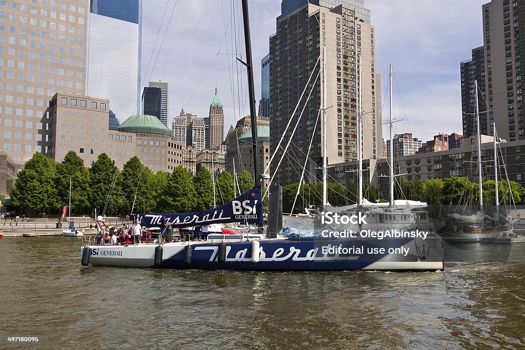 Barca a vela lasciare il nord della baia Marina, New York City. - Foto stock royalty-free di Maserati
