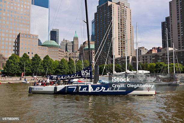Barca A Vela Lasciare Il Nord Della Baia Marina New York City - Fotografie stock e altre immagini di Maserati