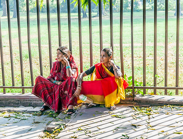 여자대표 앉아 바닥용 레드 포트 예술장 - clothing india delhi tired 뉴스 사진 이미지