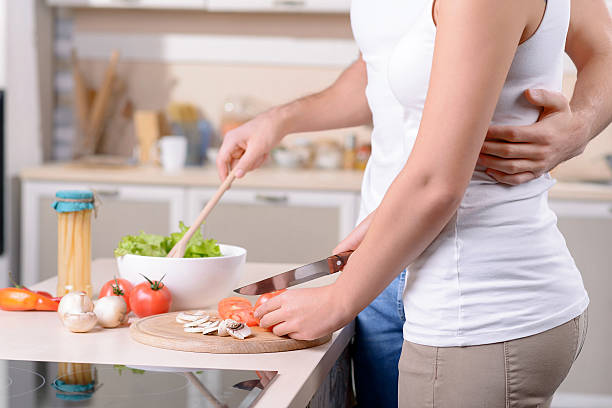 コンテンツの恋人たちのキッチンでお楽しみください。 - 月経前症候群 食事 ストックフォトと画像