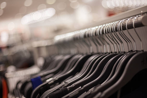 tücher auf einen standard in der mode-shop - shopping retail shirt coat hook stock-fotos und bilder