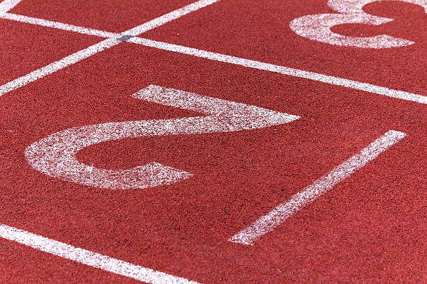 partir cuadrícula de la pista de carreras en un estadio. - sports competition format outdoors macro stadium fotografías e imágenes de stock