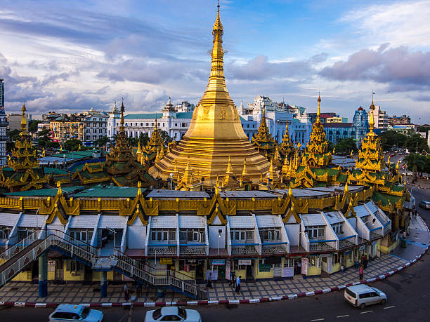 paya de sule à yangon, myanmar - paya photos et images de collection