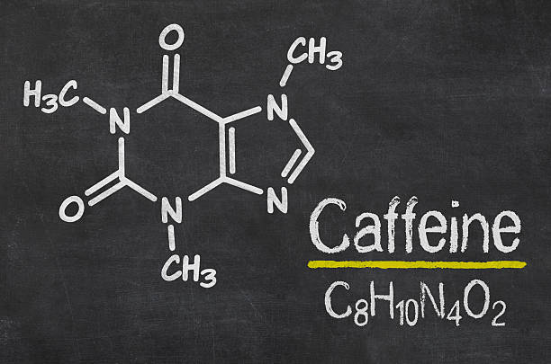 tableau noir avec la formule chimique de la caféine - caffeine photos et images de collection