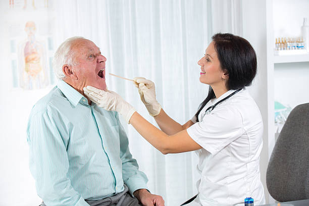 personale sanitario controllo uomo di gola - dysphagia foto e immagini stock