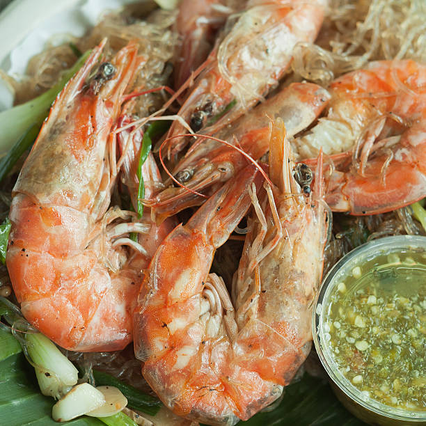 istock Shrimp baked with vermicelli and seafood sauce 497190106