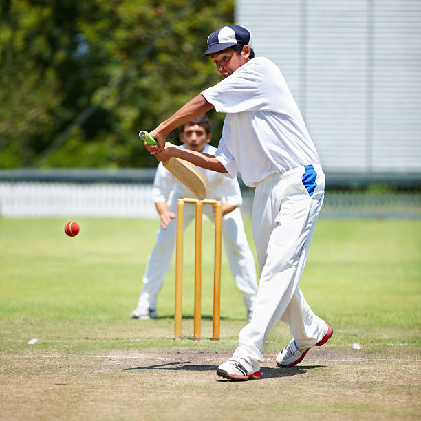 imagem recortada de dois contra jogadores durante um jogo de críquete - sport of cricket cricket player fielder sport imagens e fotografias de stock