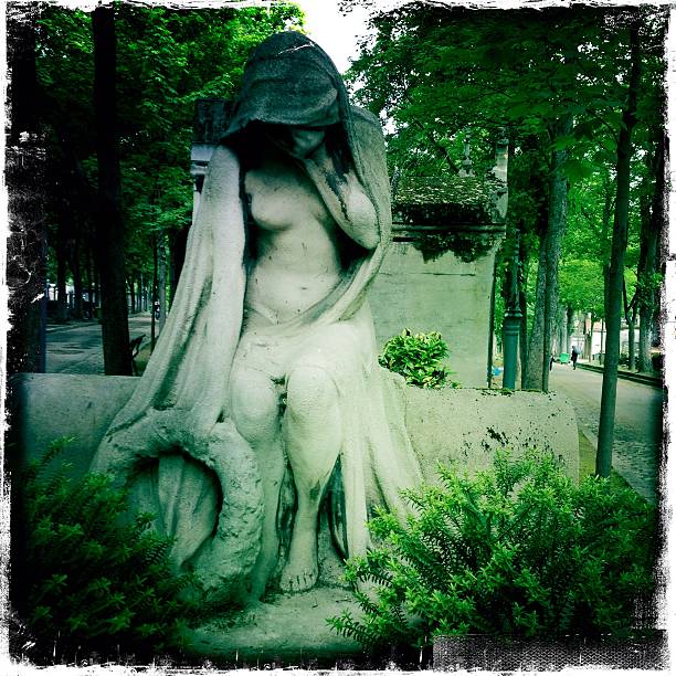 estátua de cemitério, montmartre, triste, verde - cemetery montmartre paris france france imagens e fotografias de stock