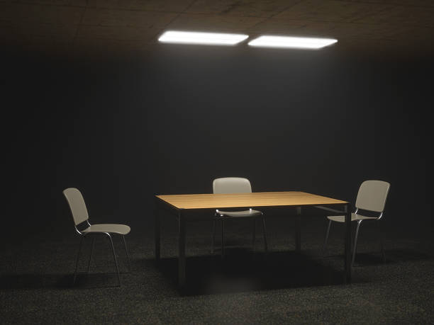 interrogatorio con sillas y mesa - entrevista fotografías e imágenes de stock