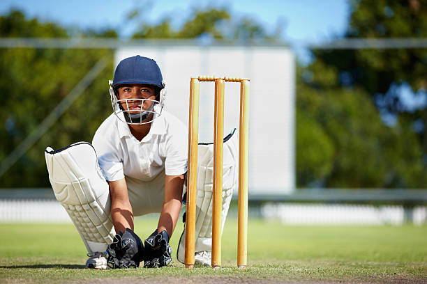 manter a sua concentração em todos os tempos - sport of cricket cricket player fielder sport imagens e fotografias de stock