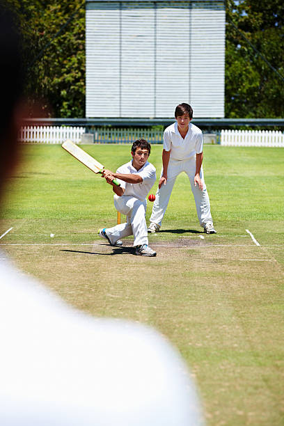 apporter son chauve-souris pour un envers dans le bas - sport of cricket cricket player cricket bat batting photos et images de collection