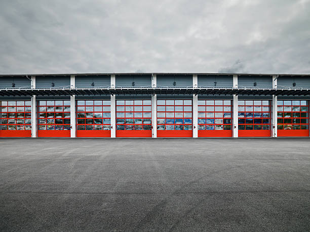 portas da garagem - storage compartment garage storage room warehouse - fotografias e filmes do acervo