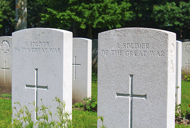 soldier de la gran guerra sabe dios ww1 en sí - flanders war grave war memorial fotografías e imágenes de stock