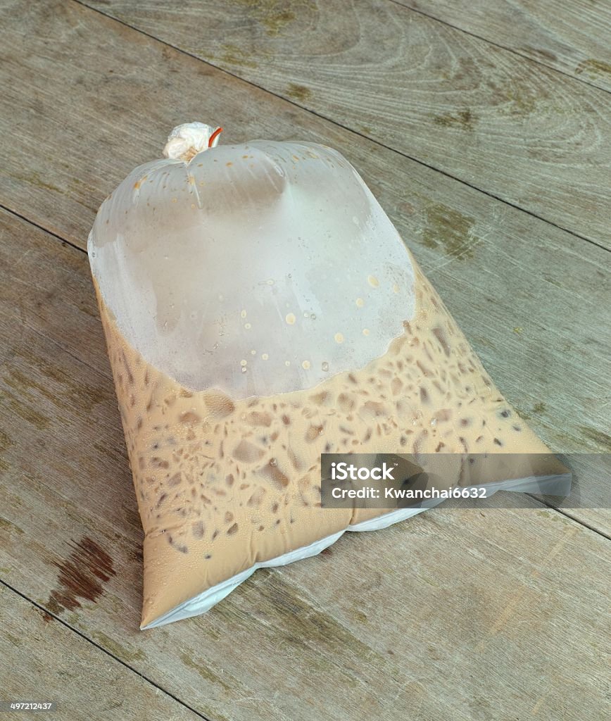 Café Gelado com leite em saco de plástico em fundo de madeira - Royalty-free Beber Foto de stock