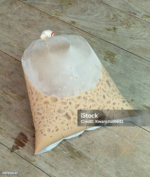 Café Gelado Com Leite Em Saco De Plástico Em Fundo De Madeira - Fotografias de stock e mais imagens de Beber