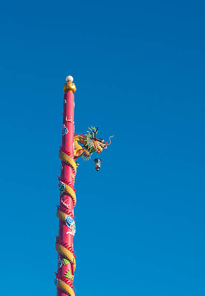 statue de dragon sur fond bleu ciel - thailand animal asia bayonet photos et images de collection