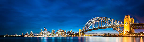 skyline von sydney in der abenddämmerung - sydney opera house sydney harbor sydney australia australia stock-fotos und bilder