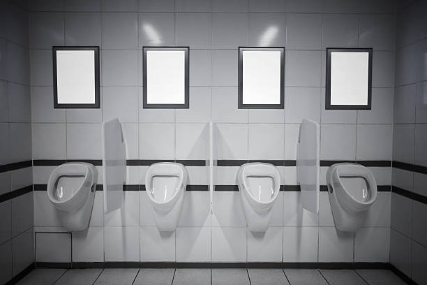 publicidade em branco molduras em casa-de-banho pública - urinal clean contemporary in a row imagens e fotografias de stock
