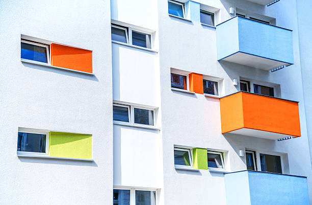 colorido edificio apartamento - plattenbau homes architectural detail architecture and buildings fotografías e imágenes de stock