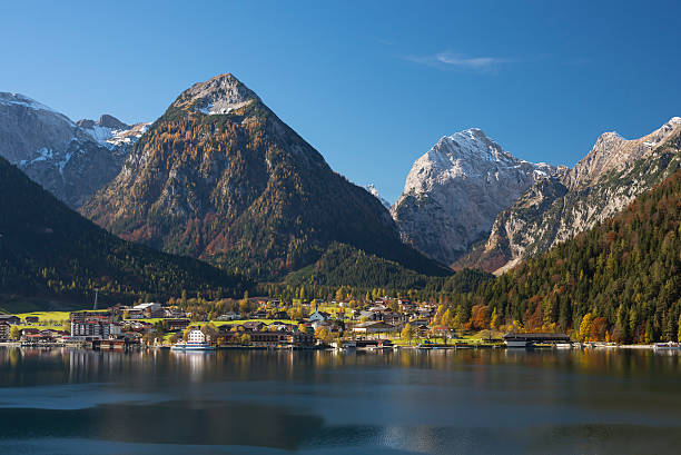 pertisau al lago in autunno lago achensee - herbstwald foto e immagini stock