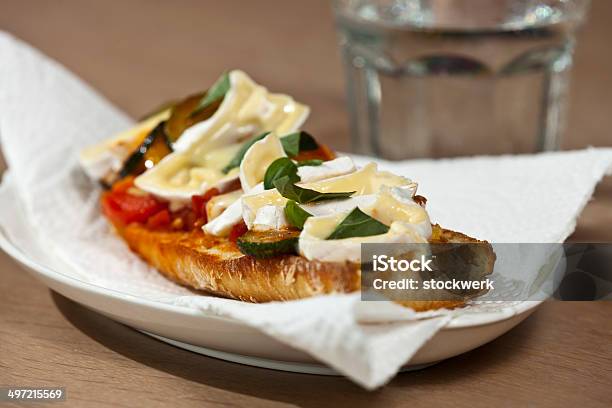 Photo libre de droit de Baguette De Légumes Avec Camembert Et Verre Deau banque d'images et plus d'images libres de droit de Aliment - Aliment, Aliments et boissons, Assiette