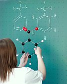 weibliche-chemie-student-an-schulung.jpg?b=1&s=170x170&k=20&c=ZzgC72P7T2kSKifsQehAhrv8bcIRB3Ezw8kL0mSeh7o=