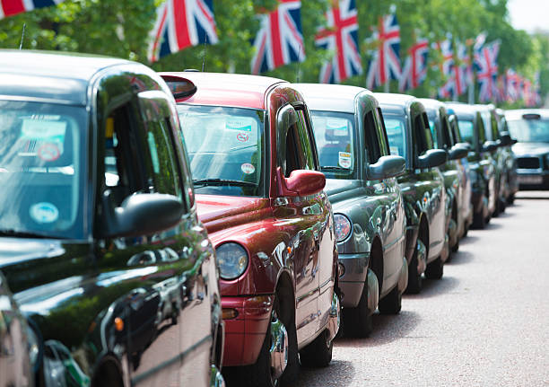 traditionelle london black cabs - black cab stock-fotos und bilder