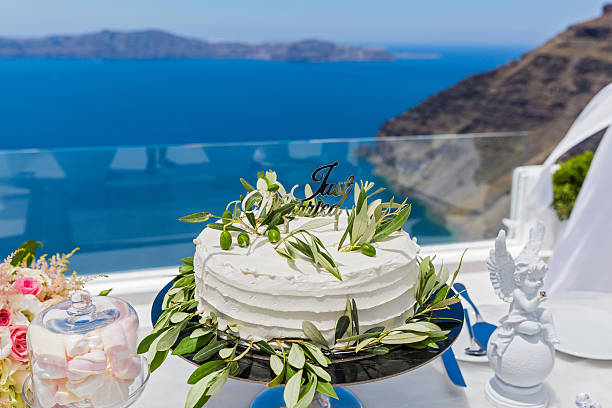 istock Wedding cake and bouquets of flowers 497216880