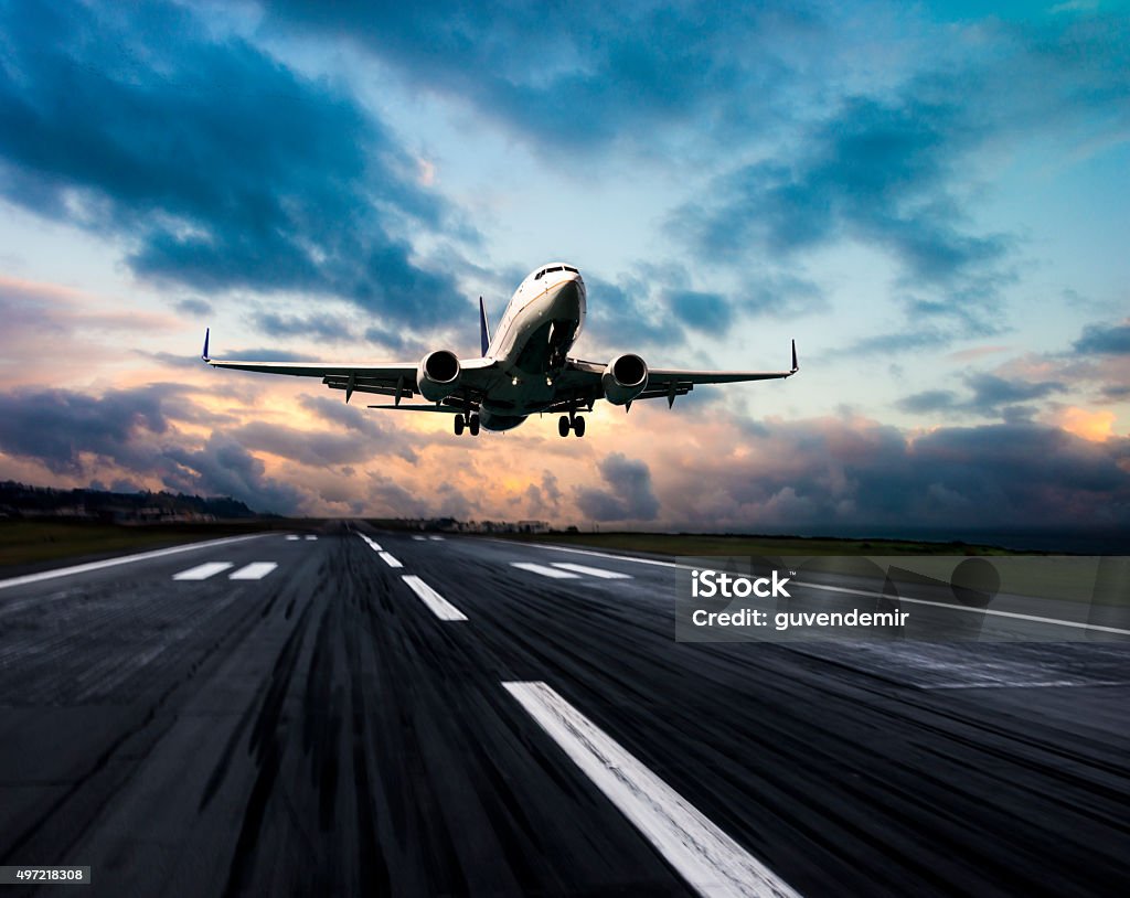 Aereo passeggeri di atterraggio al tramonto - Foto stock royalty-free di Aeroplano