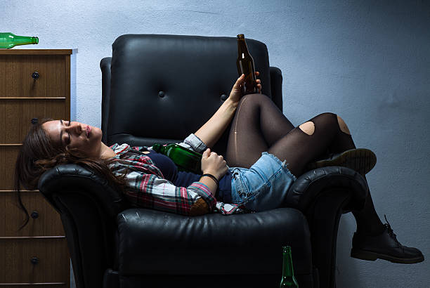 bêbedo mulher - eastern european caucasian one person alcoholism imagens e fotografias de stock