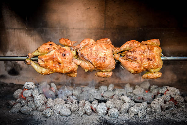 culinária 3 frango assado na grelha com carvão - restaurant chicken roasted spit roasted - fotografias e filmes do acervo