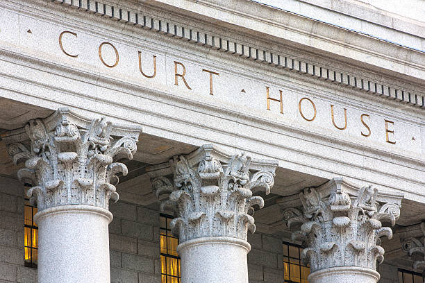 fasada budynku sądu. - column courthouse justice government zdjęcia i obrazy z banku zdjęć