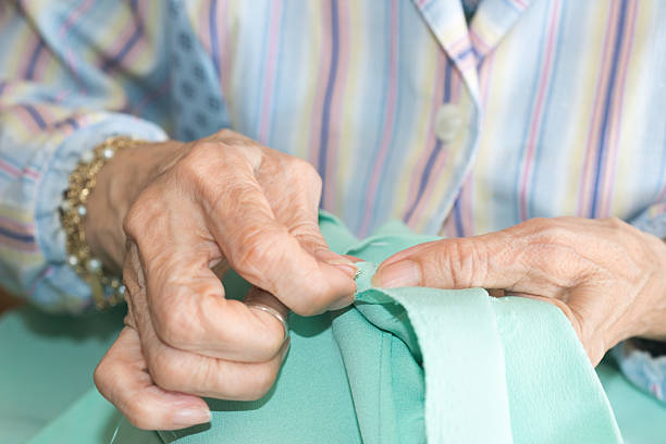 senior de costura - knitting arthritis human hand women imagens e fotografias de stock