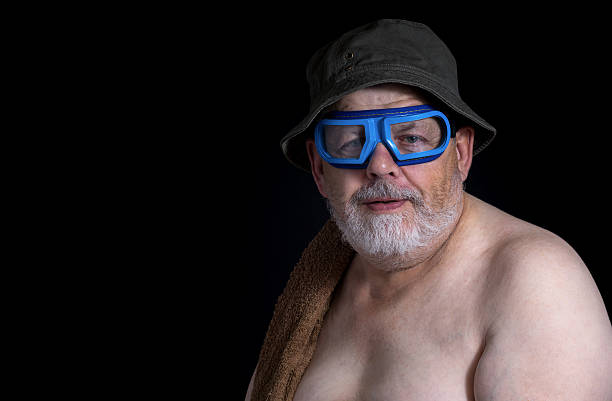 Retrato de homem idoso preparação para banho - fotografia de stock