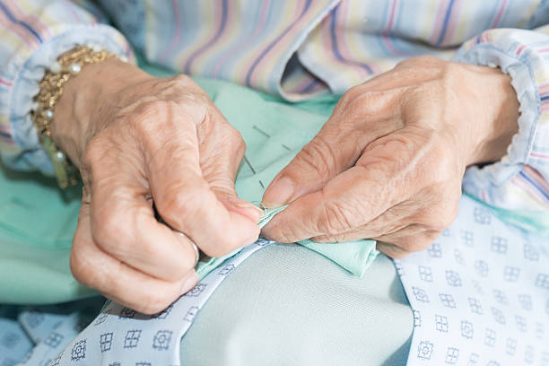 senior cucire - knitting arthritis human hand women foto e immagini stock